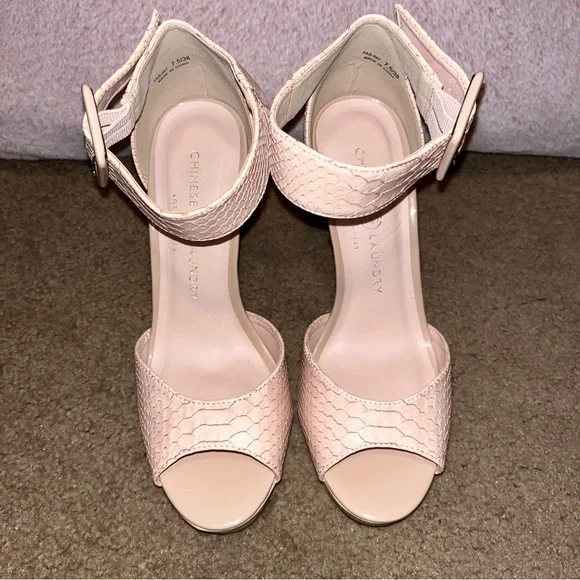 Chinese Laundry size 7.5 women’s pale pink snakeskin platforms - Picture 10 of 12